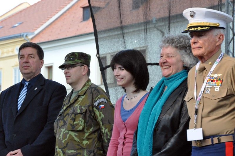 Medaili cti a tisíc amerických dolarů získala letošní držitelka Čestného stipendia generála George S. Pattona, studentka Adéla Tanzerová. (foto: 4.5.2013)