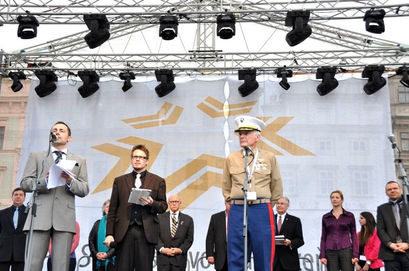 Medaili cti a tisíc amerických dolarů získala letošní držitelka Čestného stipendia generála George S. Pattona, studentka Adéla Tanzerová. (foto: 4.5.2013)