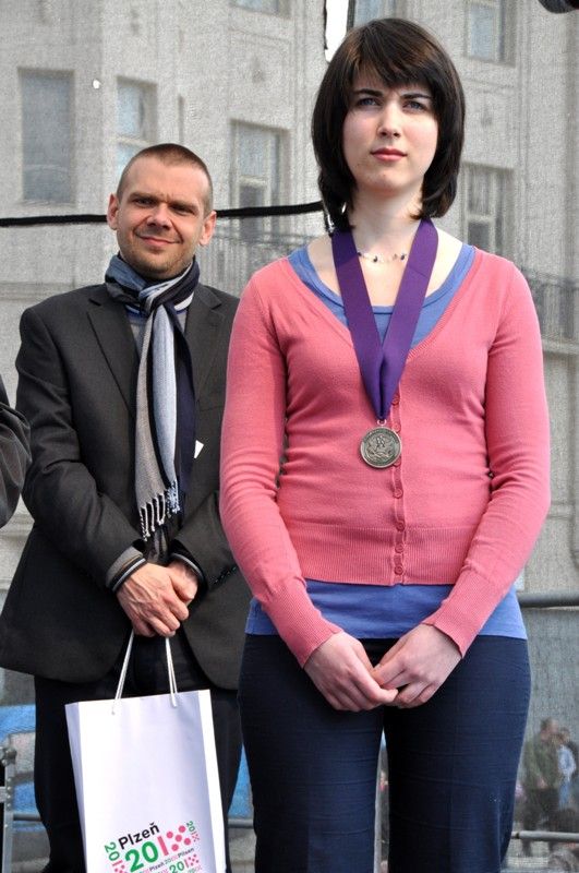 Medaili cti a tisíc amerických dolarů získala letošní držitelka Čestného stipendia generála George S. Pattona, studentka Adéla Tanzerová. (foto: 4.5.2013)