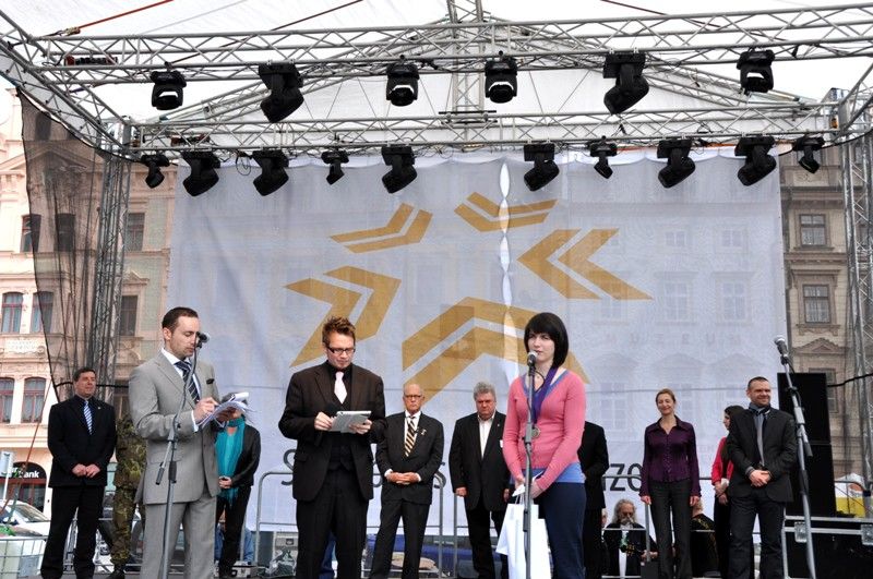 Medaili cti a tisíc amerických dolarů získala letošní držitelka Čestného stipendia generála George S. Pattona, studentka Adéla Tanzerová. (foto: 4.5.2013)