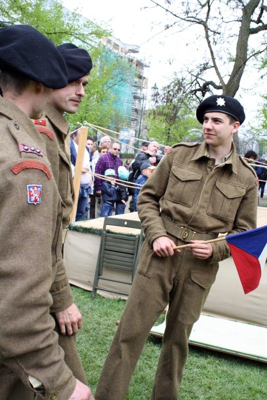 Jedinečný exhibiční zápas mezi zástupcem československé obrněné brigády a boxerem americké armády se uskutečnil v provizorním ringu v Proluce v sobotu 4.5.2013 odpoledne. (foto: Z. Kubalová)