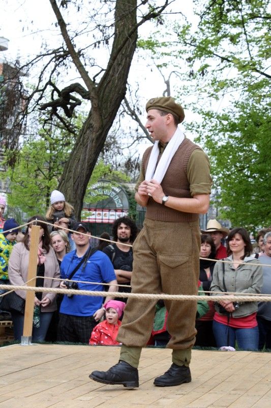 Jedinečný exhibiční zápas mezi zástupcem československé obrněné brigády a boxerem americké armády se uskutečnil v provizorním ringu v Proluce v sobotu 4.5.2013 odpoledne. (foto: Z. Kubalová)