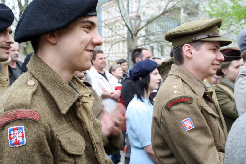 Jedinečný exhibiční zápas mezi zástupcem československé obrněné brigády a boxerem americké armády se uskutečnil v provizorním ringu v Proluce v sobotu 4.5.2013 odpoledne. (foto: Z. Kubalová)