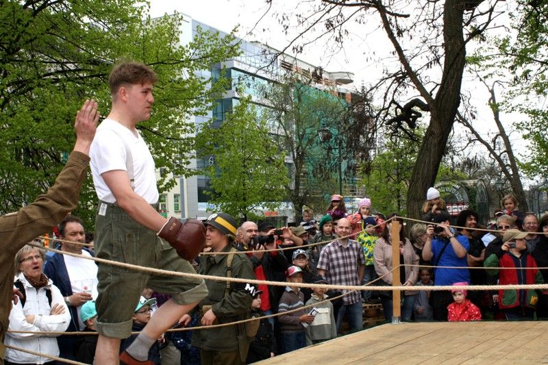 Jedinečný exhibiční zápas mezi zástupcem československé obrněné brigády a boxerem americké armády se uskutečnil v provizorním ringu v Proluce v sobotu 4.5.2013 odpoledne. (foto: Z. Kubalová)