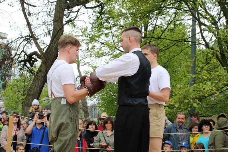Jedinečný exhibiční zápas mezi zástupcem československé obrněné brigády a boxerem americké armády se uskutečnil v provizorním ringu v Proluce v sobotu 4.5.2013 odpoledne. (foto: Z. Kubalová)