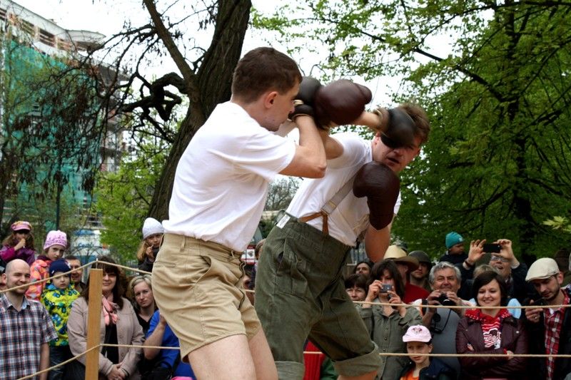 Jedinečný exhibiční zápas mezi zástupcem československé obrněné brigády a boxerem americké armády se uskutečnil v provizorním ringu v Proluce v sobotu 4.5.2013 odpoledne. (foto: Z. Kubalová)