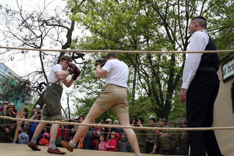 Jedinečný exhibiční zápas mezi zástupcem československé obrněné brigády a boxerem americké armády se uskutečnil v provizorním ringu v Proluce v sobotu 4.5.2013 odpoledne. (foto: Z. Kubalová)