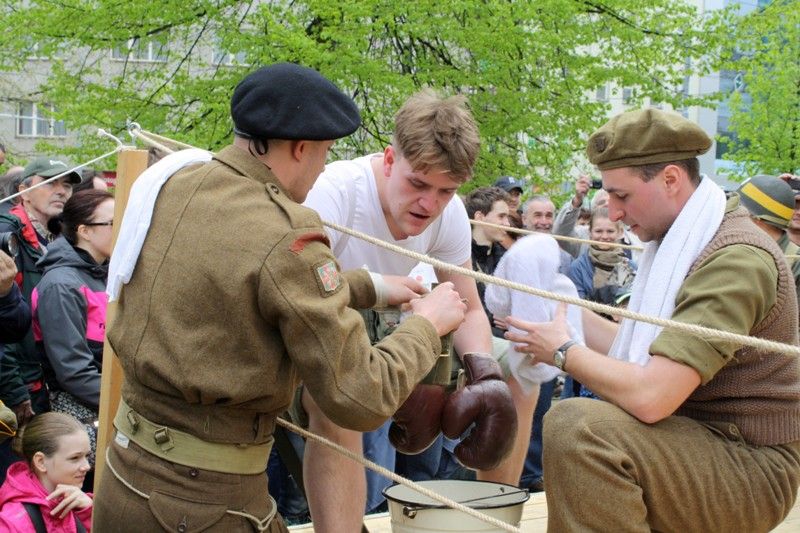 Jedinečný exhibiční zápas mezi zástupcem československé obrněné brigády a boxerem americké armády se uskutečnil v provizorním ringu v Proluce v sobotu 4.5.2013 odpoledne. (foto: Z. Kubalová)