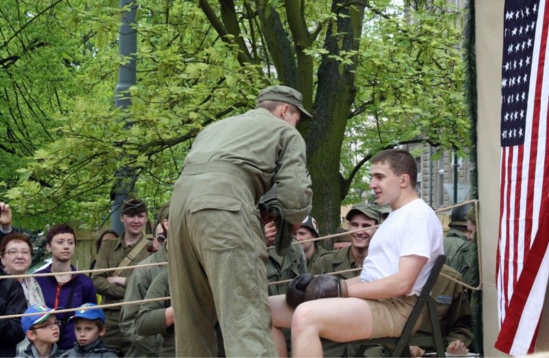 Jedinečný exhibiční zápas mezi zástupcem československé obrněné brigády a boxerem americké armády se uskutečnil v provizorním ringu v Proluce v sobotu 4.5.2013 odpoledne. (foto: Z. Kubalová)