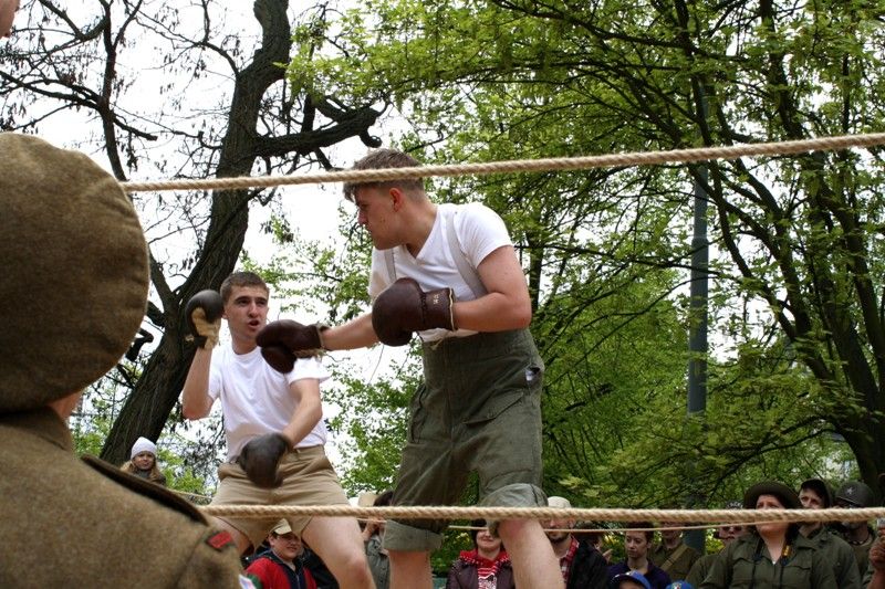 Jedinečný exhibiční zápas mezi zástupcem československé obrněné brigády a boxerem americké armády se uskutečnil v provizorním ringu v Proluce v sobotu 4.5.2013 odpoledne. (foto: Z. Kubalová)