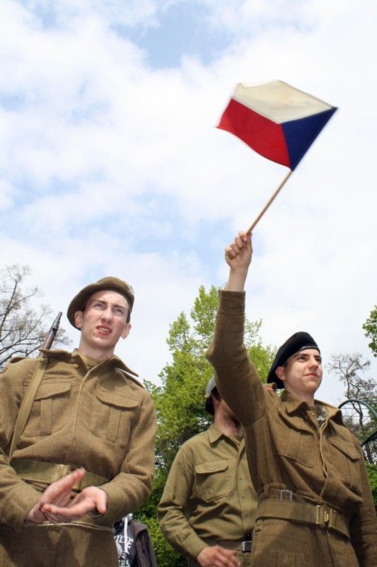 Jedinečný exhibiční zápas mezi zástupcem československé obrněné brigády a boxerem americké armády se uskutečnil v provizorním ringu v Proluce v sobotu 4.5.2013 odpoledne. (foto: Z. Kubalová)