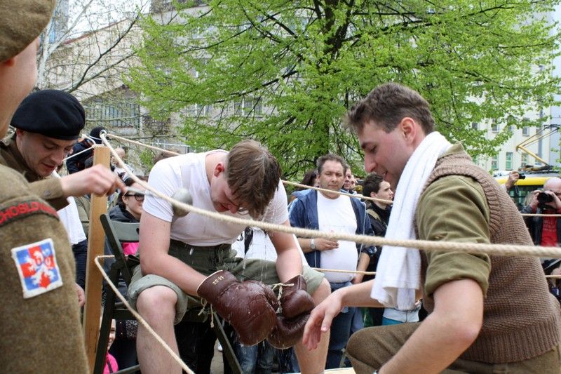 Jedinečný exhibiční zápas mezi zástupcem československé obrněné brigády a boxerem americké armády se uskutečnil v provizorním ringu v Proluce v sobotu 4.5.2013 odpoledne. (foto: Z. Kubalová)