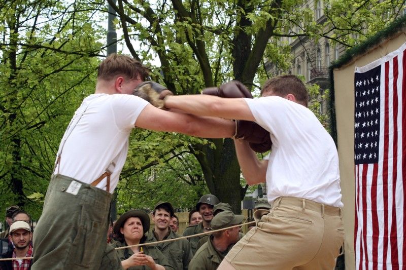 Jedinečný exhibiční zápas mezi zástupcem československé obrněné brigády a boxerem americké armády se uskutečnil v provizorním ringu v Proluce v sobotu 4.5.2013 odpoledne. (foto: Z. Kubalová)