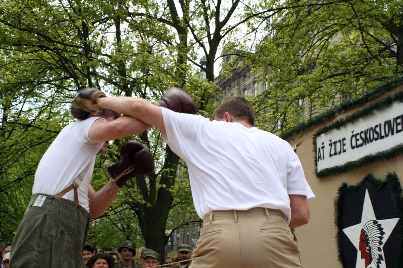 Jedinečný exhibiční zápas mezi zástupcem československé obrněné brigády a boxerem americké armády se uskutečnil v provizorním ringu v Proluce v sobotu 4.5.2013 odpoledne. (foto: Z. Kubalová)