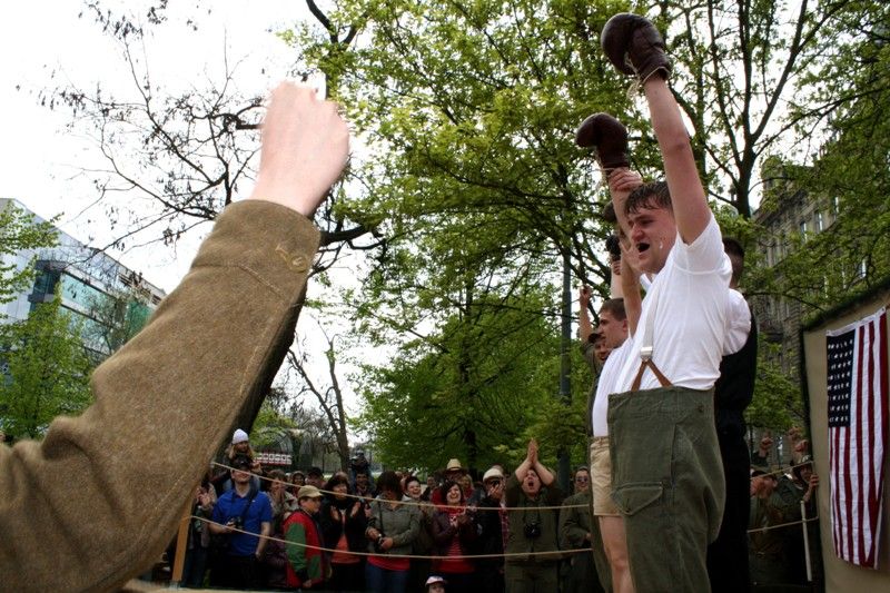 Jedinečný exhibiční zápas mezi zástupcem československé obrněné brigády a boxerem americké armády se uskutečnil v provizorním ringu v Proluce v sobotu 4.5.2013 odpoledne. (foto: Z. Kubalová)