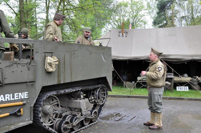 Za obchodním centrem Plaza v sobotu pokračoval program armády i prezentace spojeneckých historických táborů. "Snažíme se ukázat, jak to opravdu vypadalo. Detaily, oblečení, jídlo, pohledy v angličtině, dobová technika, dobové zbraně," popsal Michal Kindl. (foto: 4.5.2013, Z. Kubalová)