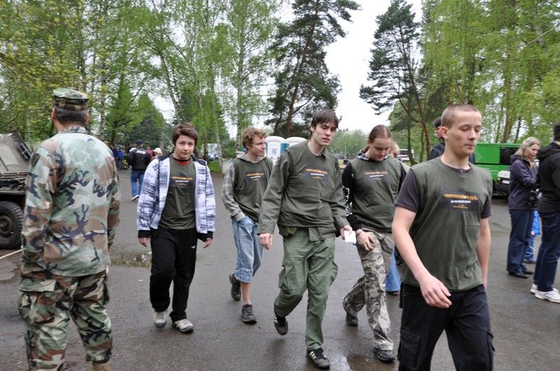 Za obchodním centrem Plaza v sobotu pokračoval program armády i prezentace spojeneckých historických táborů. "Snažíme se ukázat, jak to opravdu vypadalo. Detaily, oblečení, jídlo, pohledy v angličtině, dobová technika, dobové zbraně," popsal Michal Kindl. (foto: 4.5.2013, Z. Kubalová)