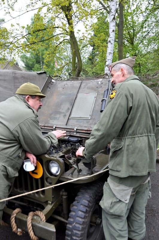 Za obchodním centrem Plaza v sobotu pokračoval program armády i prezentace spojeneckých historických táborů. "Snažíme se ukázat, jak to opravdu vypadalo. Detaily, oblečení, jídlo, pohledy v angličtině, dobová technika, dobové zbraně," popsal Michal Kindl. (foto: 4.5.2013, Z. Kubalová)