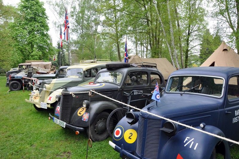 Za obchodním centrem Plaza v sobotu pokračoval program armády i prezentace spojeneckých historických táborů. "Snažíme se ukázat, jak to opravdu vypadalo. Detaily, oblečení, jídlo, pohledy v angličtině, dobová technika, dobové zbraně," popsal Michal Kindl. (foto: 4.5.2013, Z. Kubalová)