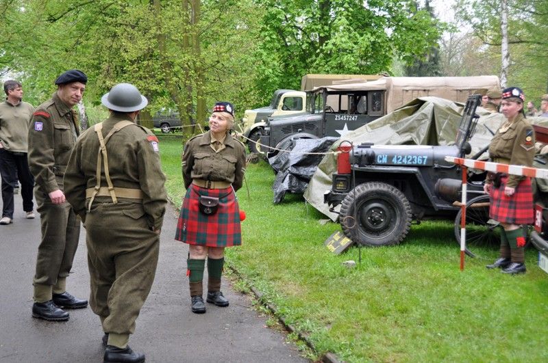 Za obchodním centrem Plaza v sobotu pokračoval program armády i prezentace spojeneckých historických táborů. "Snažíme se ukázat, jak to opravdu vypadalo. Detaily, oblečení, jídlo, pohledy v angličtině, dobová technika, dobové zbraně," popsal Michal Kindl. (foto: 4.5.2013, Z. Kubalová)