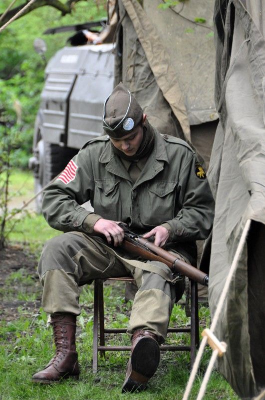 Za obchodním centrem Plaza v sobotu pokračoval program armády i prezentace spojeneckých historických táborů. "Snažíme se ukázat, jak to opravdu vypadalo. Detaily, oblečení, jídlo, pohledy v angličtině, dobová technika, dobové zbraně," popsal Michal Kindl. (foto: 4.5.2013, Z. Kubalová)