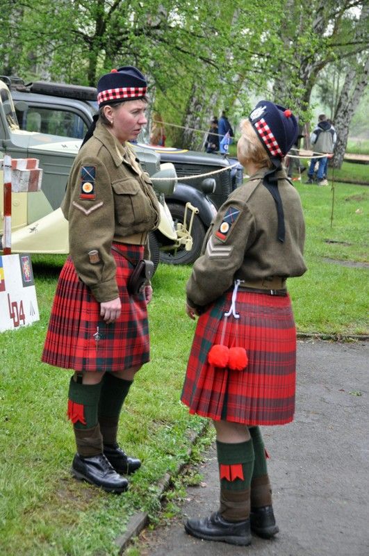 Za obchodním centrem Plaza v sobotu pokračoval program armády i prezentace spojeneckých historických táborů. "Snažíme se ukázat, jak to opravdu vypadalo. Detaily, oblečení, jídlo, pohledy v angličtině, dobová technika, dobové zbraně," popsal Michal Kindl. (foto: 4.5.2013, Z. Kubalová)