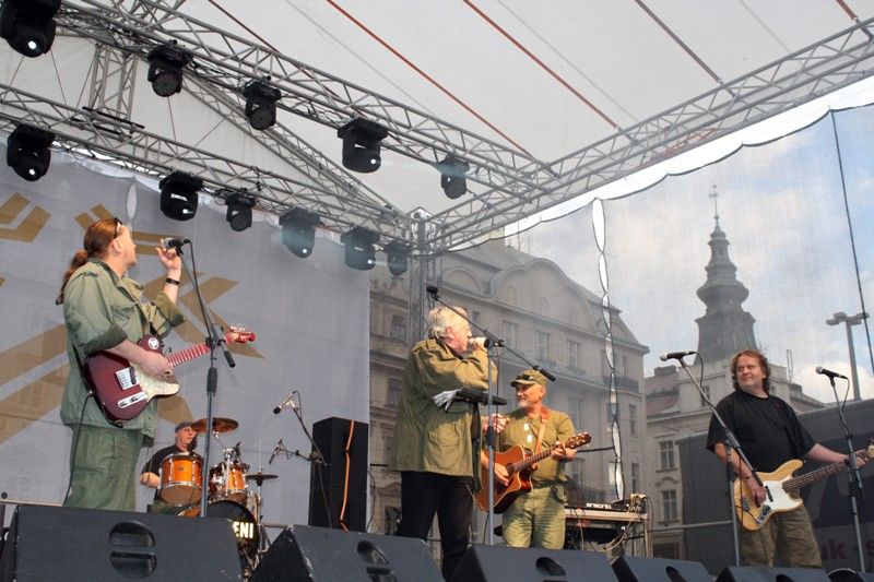 V sobotu večer (4.5.2013) bavili zaplněné náměstí Taxmeni, kapela, která je na scéně více než tři desítky let a její repertoár tvoří nejen zpěvné melodie tradiční americké country music, ale i takzvaná military-country. (foto: Z. Kubalová)