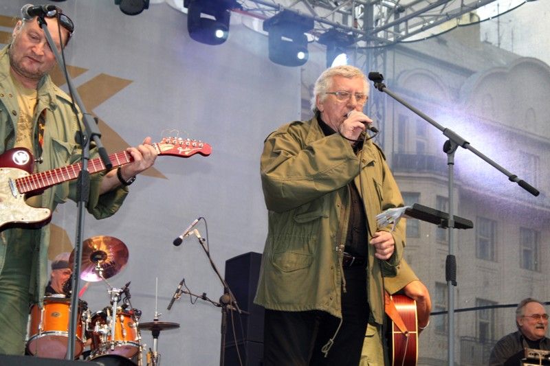 V sobotu večer (4.5.2013) bavili zaplněné náměstí Taxmeni, kapela, která je na scéně více než tři desítky let a její repertoár tvoří nejen zpěvné melodie tradiční americké country music, ale i takzvaná military-country. (foto: Z. Kubalová)