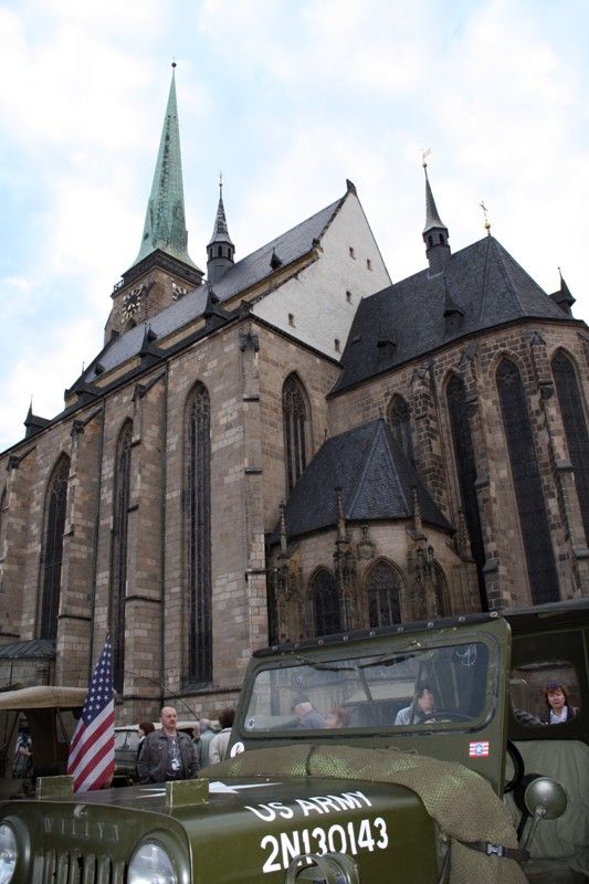 V sobotu večer (4.5.2013) bavili zaplněné náměstí Taxmeni, kapela, která je na scéně více než tři desítky let a její repertoár tvoří nejen zpěvné melodie tradiční americké country music, ale i takzvaná military-country. (foto: Z. Kubalová)