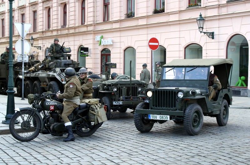 V sobotu večer (4.5.2013) bavili zaplněné náměstí Taxmeni, kapela, která je na scéně více než tři desítky let a její repertoár tvoří nejen zpěvné melodie tradiční americké country music, ale i takzvaná military-country. (foto: Z. Kubalová)