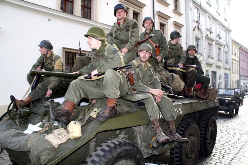 V sobotu večer (4.5.2013) bavili zaplněné náměstí Taxmeni, kapela, která je na scéně více než tři desítky let a její repertoár tvoří nejen zpěvné melodie tradiční americké country music, ale i takzvaná military-country. (foto: Z. Kubalová)