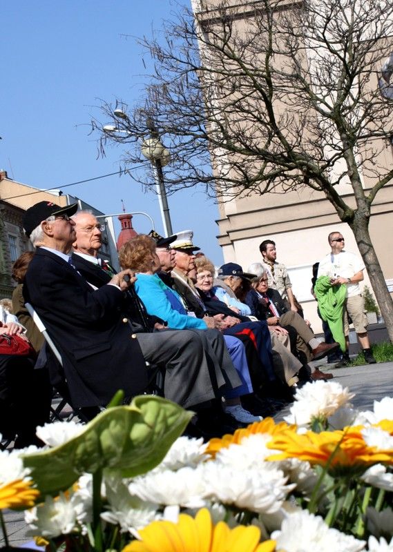 Dopolední vzpomínkové akty v Husově ulici u památníku 16. obrněné divize a na Chodském náměstí u pomníku 2. pěší divize patřily americkým vojákům, kteří padli ve 2. světové válce. (foto: 5.5.2013, Z. Kubalová)