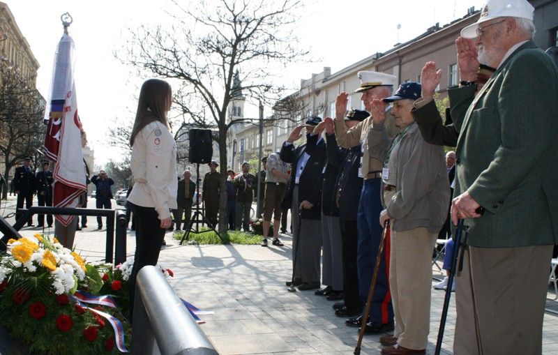 Dopolední vzpomínkové akty v Husově ulici u památníku 16. obrněné divize a na Chodském náměstí u pomníku 2. pěší divize patřily americkým vojákům, kteří padli ve 2. světové válce. (foto: 5.5.2013, Z. Kubalová)