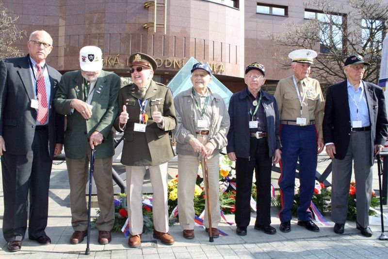 Dopolední vzpomínkové akty v Husově ulici u památníku 16. obrněné divize a na Chodském náměstí u pomníku 2. pěší divize patřily americkým vojákům, kteří padli ve 2. světové válce. (foto: 5.5.2013, Z. Kubalová)