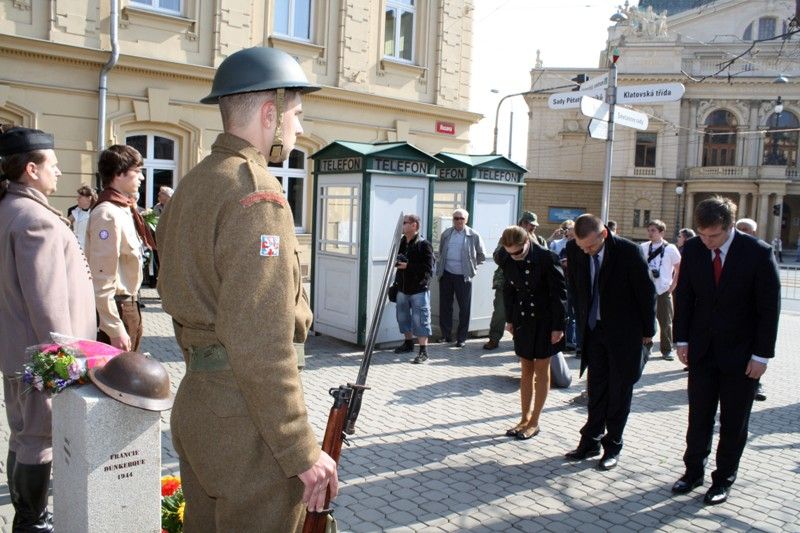 Dopolední vzpomínkové akty v Husově ulici u památníku 16. obrněné divize a na Chodském náměstí u pomníku 2. pěší divize patřily americkým vojákům, kteří padli ve 2. světové válce. (foto: 5.5.2013, Z. Kubalová)