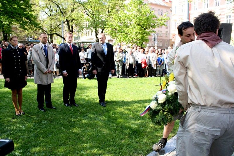 Dopolední vzpomínkové akty v Husově ulici u památníku 16. obrněné divize a na Chodském náměstí u pomníku 2. pěší divize patřily americkým vojákům, kteří padli ve 2. světové válce. (foto: 5.5.2013, Z. Kubalová)