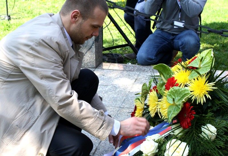 Dopolední vzpomínkové akty v Husově ulici u památníku 16. obrněné divize a na Chodském náměstí u pomníku 2. pěší divize patřily americkým vojákům, kteří padli ve 2. světové válce. (foto: 5.5.2013, Z. Kubalová)