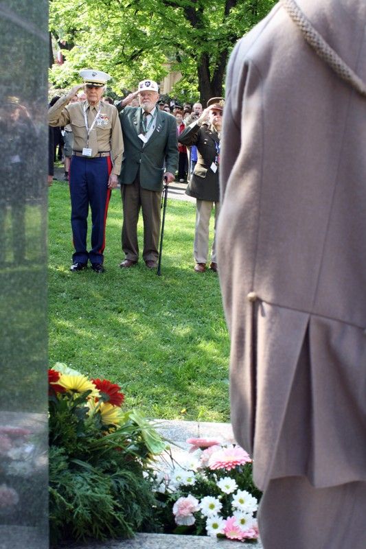 Dopolední vzpomínkové akty v Husově ulici u památníku 16. obrněné divize a na Chodském náměstí u pomníku 2. pěší divize patřily americkým vojákům, kteří padli ve 2. světové válce. (foto: 5.5.2013, Z. Kubalová)