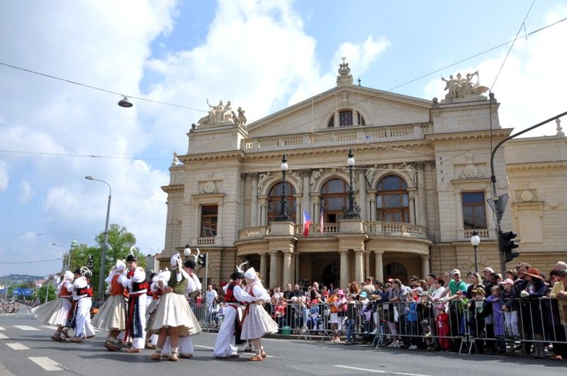 Přibližně 170 kusů vojenské techniky se dnes zúčastnilo konvoje historických vozidel, který je jedním z vrcholů Slavností svobody. Silnici na Klatovské třídě lemovaly tisíce Plzeňanů, kteří se na „Convoy of Liberty“ přišli podívat. Přední část konvoje tvořená bojovým čelem a džípy s veterány dojela až na náměstí Republiky. (foto: 5.5.2013)