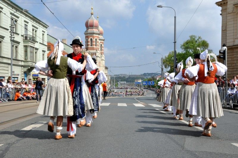 Přibližně 170 kusů vojenské techniky se dnes zúčastnilo konvoje historických vozidel, který je jedním z vrcholů Slavností svobody. Silnici na Klatovské třídě lemovaly tisíce Plzeňanů, kteří se na „Convoy of Liberty“ přišli podívat. Přední část konvoje tvořená bojovým čelem a džípy s veterány dojela až na náměstí Republiky. (foto: 5.5.2013)