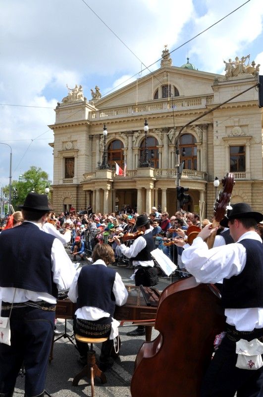 Přibližně 170 kusů vojenské techniky se dnes zúčastnilo konvoje historických vozidel, který je jedním z vrcholů Slavností svobody. Silnici na Klatovské třídě lemovaly tisíce Plzeňanů, kteří se na „Convoy of Liberty“ přišli podívat. Přední část konvoje tvořená bojovým čelem a džípy s veterány dojela až na náměstí Republiky. (foto: 5.5.2013)