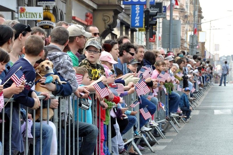 Přibližně 170 kusů vojenské techniky se dnes zúčastnilo konvoje historických vozidel, který je jedním z vrcholů Slavností svobody. Silnici na Klatovské třídě lemovaly tisíce Plzeňanů, kteří se na „Convoy of Liberty“ přišli podívat. Přední část konvoje tvořená bojovým čelem a džípy s veterány dojela až na náměstí Republiky. (foto: 5.5.2013)