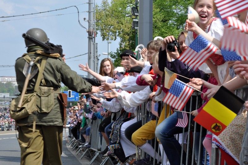 Přibližně 170 kusů vojenské techniky se dnes zúčastnilo konvoje historických vozidel, který je jedním z vrcholů Slavností svobody. Silnici na Klatovské třídě lemovaly tisíce Plzeňanů, kteří se na „Convoy of Liberty“ přišli podívat. Přední část konvoje tvořená bojovým čelem a džípy s veterány dojela až na náměstí Republiky. (foto: 5.5.2013)