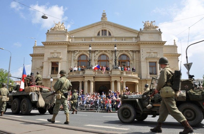 Přibližně 170 kusů vojenské techniky se dnes zúčastnilo konvoje historických vozidel, který je jedním z vrcholů Slavností svobody. Silnici na Klatovské třídě lemovaly tisíce Plzeňanů, kteří se na „Convoy of Liberty“ přišli podívat. Přední část konvoje tvořená bojovým čelem a džípy s veterány dojela až na náměstí Republiky. (foto: 5.5.2013)