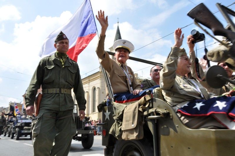 Přibližně 170 kusů vojenské techniky se dnes zúčastnilo konvoje historických vozidel, který je jedním z vrcholů Slavností svobody. Silnici na Klatovské třídě lemovaly tisíce Plzeňanů, kteří se na „Convoy of Liberty“ přišli podívat. Přední část konvoje tvořená bojovým čelem a džípy s veterány dojela až na náměstí Republiky. (foto: 5.5.2013)