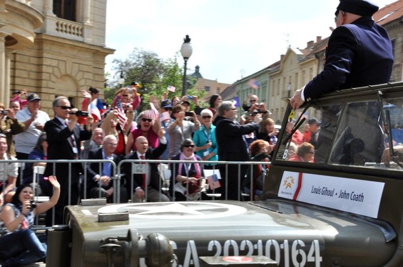 Přibližně 170 kusů vojenské techniky se dnes zúčastnilo konvoje historických vozidel, který je jedním z vrcholů Slavností svobody. Silnici na Klatovské třídě lemovaly tisíce Plzeňanů, kteří se na „Convoy of Liberty“ přišli podívat. Přední část konvoje tvořená bojovým čelem a džípy s veterány dojela až na náměstí Republiky. (foto: 5.5.2013)