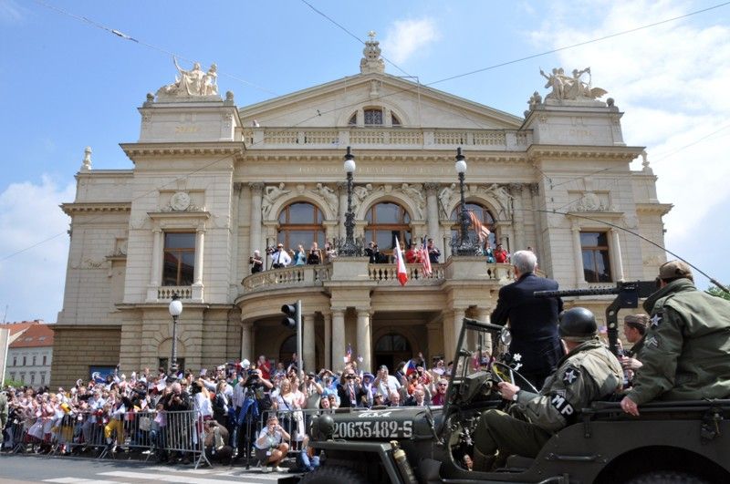 Přibližně 170 kusů vojenské techniky se dnes zúčastnilo konvoje historických vozidel, který je jedním z vrcholů Slavností svobody. Silnici na Klatovské třídě lemovaly tisíce Plzeňanů, kteří se na „Convoy of Liberty“ přišli podívat. Přední část konvoje tvořená bojovým čelem a džípy s veterány dojela až na náměstí Republiky. (foto: 5.5.2013)