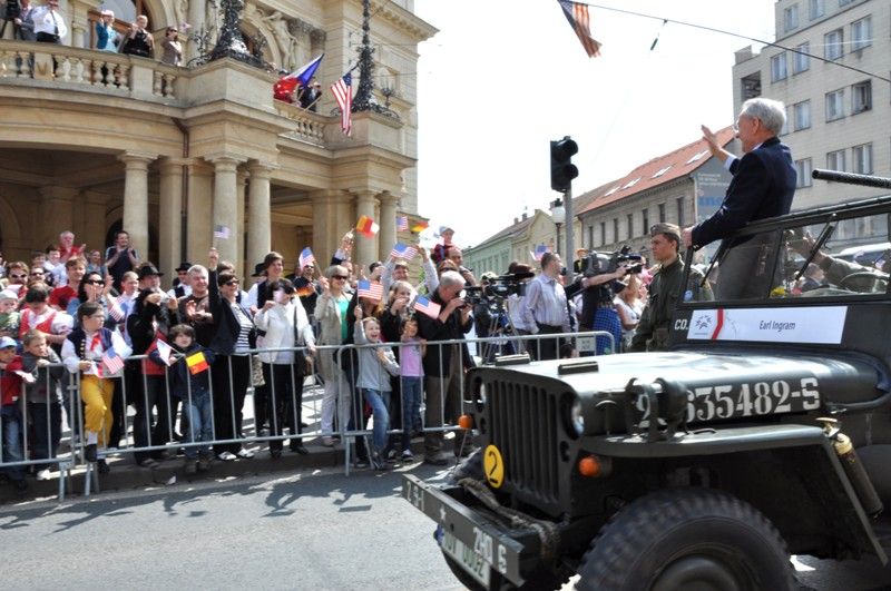 Přibližně 170 kusů vojenské techniky se dnes zúčastnilo konvoje historických vozidel, který je jedním z vrcholů Slavností svobody. Silnici na Klatovské třídě lemovaly tisíce Plzeňanů, kteří se na „Convoy of Liberty“ přišli podívat. Přední část konvoje tvořená bojovým čelem a džípy s veterány dojela až na náměstí Republiky. (foto: 5.5.2013)