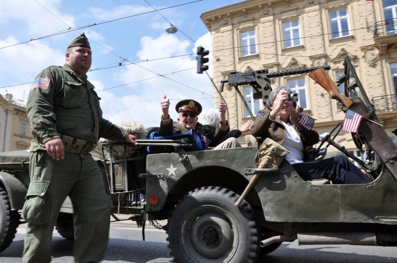 Přibližně 170 kusů vojenské techniky se dnes zúčastnilo konvoje historických vozidel, který je jedním z vrcholů Slavností svobody. Silnici na Klatovské třídě lemovaly tisíce Plzeňanů, kteří se na „Convoy of Liberty“ přišli podívat. Přední část konvoje tvořená bojovým čelem a džípy s veterány dojela až na náměstí Republiky. (foto: 5.5.2013)