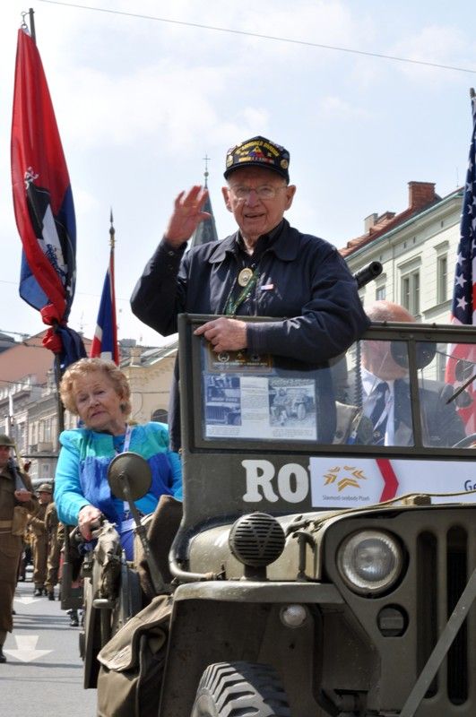 Přibližně 170 kusů vojenské techniky se dnes zúčastnilo konvoje historických vozidel, který je jedním z vrcholů Slavností svobody. Silnici na Klatovské třídě lemovaly tisíce Plzeňanů, kteří se na „Convoy of Liberty“ přišli podívat. Přední část konvoje tvořená bojovým čelem a džípy s veterány dojela až na náměstí Republiky. (foto: 5.5.2013)